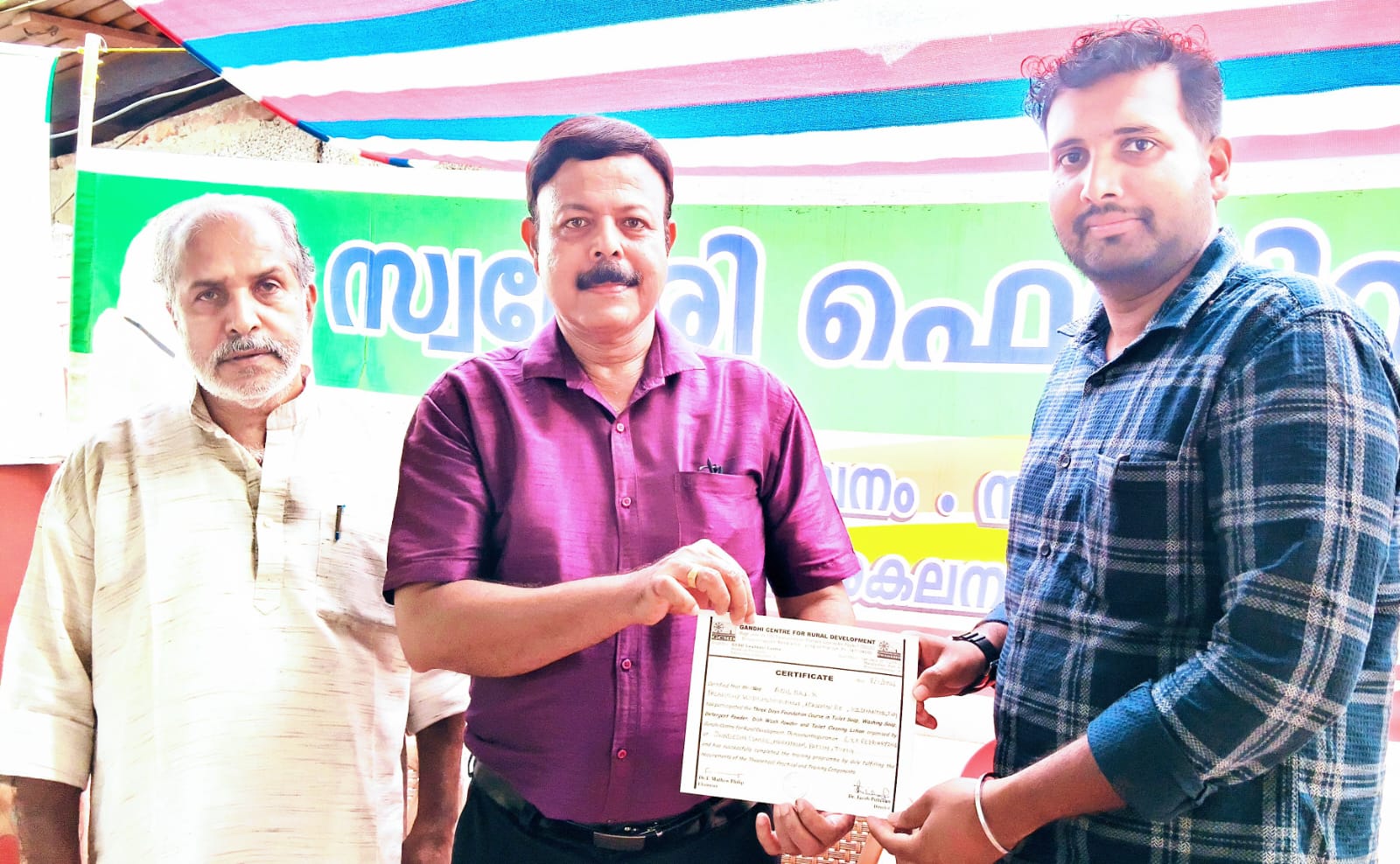 സ്വദേശി ഫെസ്റ്റിവലിൽ പ്രശസ്ത ചലച്ചിത്ര പിന്നണി ഗായകൻ പട്ടം സനിത്ത് മെറിറ്റ് സർട്ടിഫിക്കറ്റ് സമ്മാനിച്ചു 